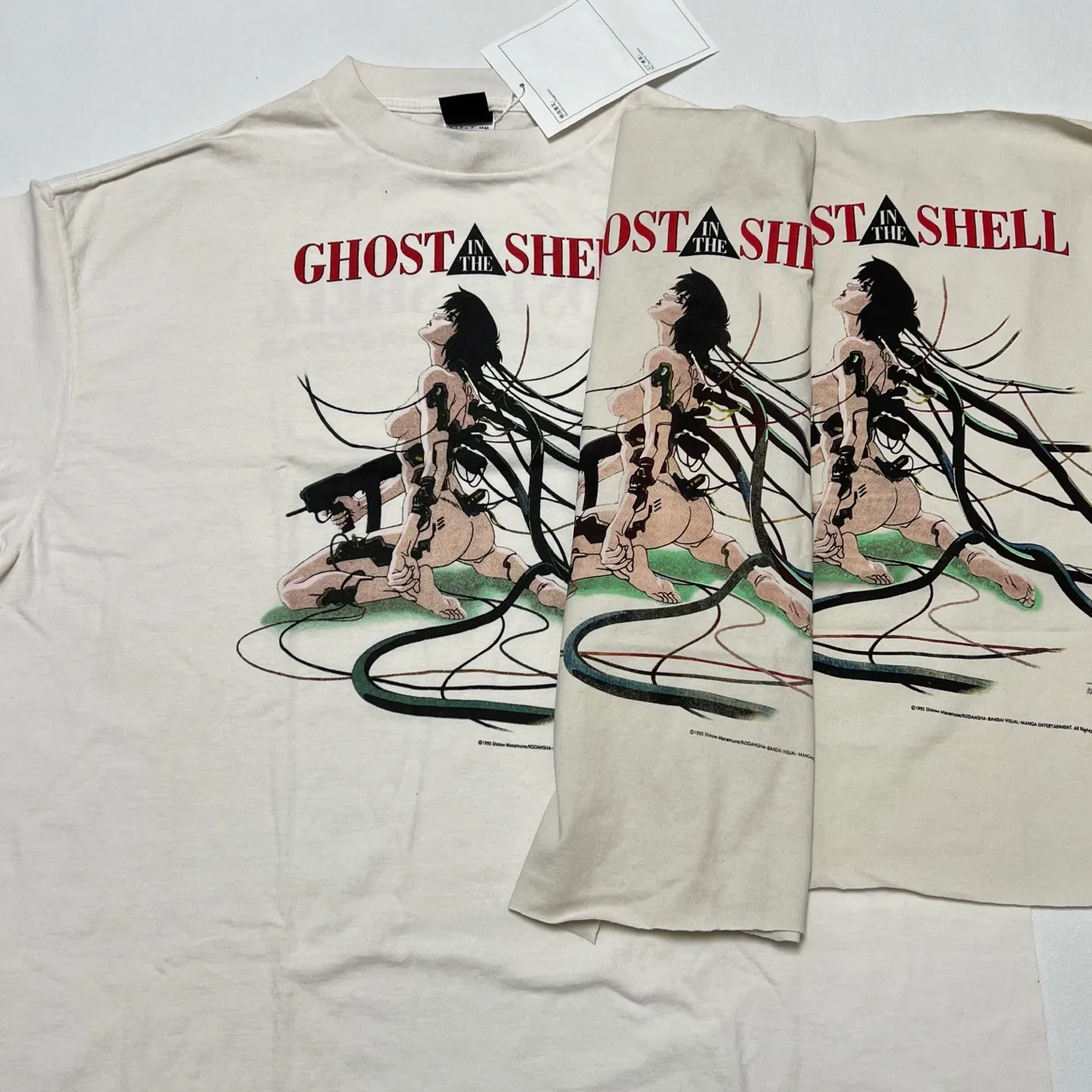 Printing is done multiple times and strives for perfection SAINT Mxxxxxx x GHOST IN THE SHELL ' GITS ' SS TEE/WHT Classic big IP Ghost in the Shell co-branded model Suzi charger/ Suzi character TEE off-white S-XL Cylindrical fabric without side seams 220g high weight OE yarn ⚠️Note: It is almost meaningless if it is not a cylindrical fabric Customized joint main mark/joint wash mark/little angel anti-counterfeiting label Original printing factory, top purchasing agent level